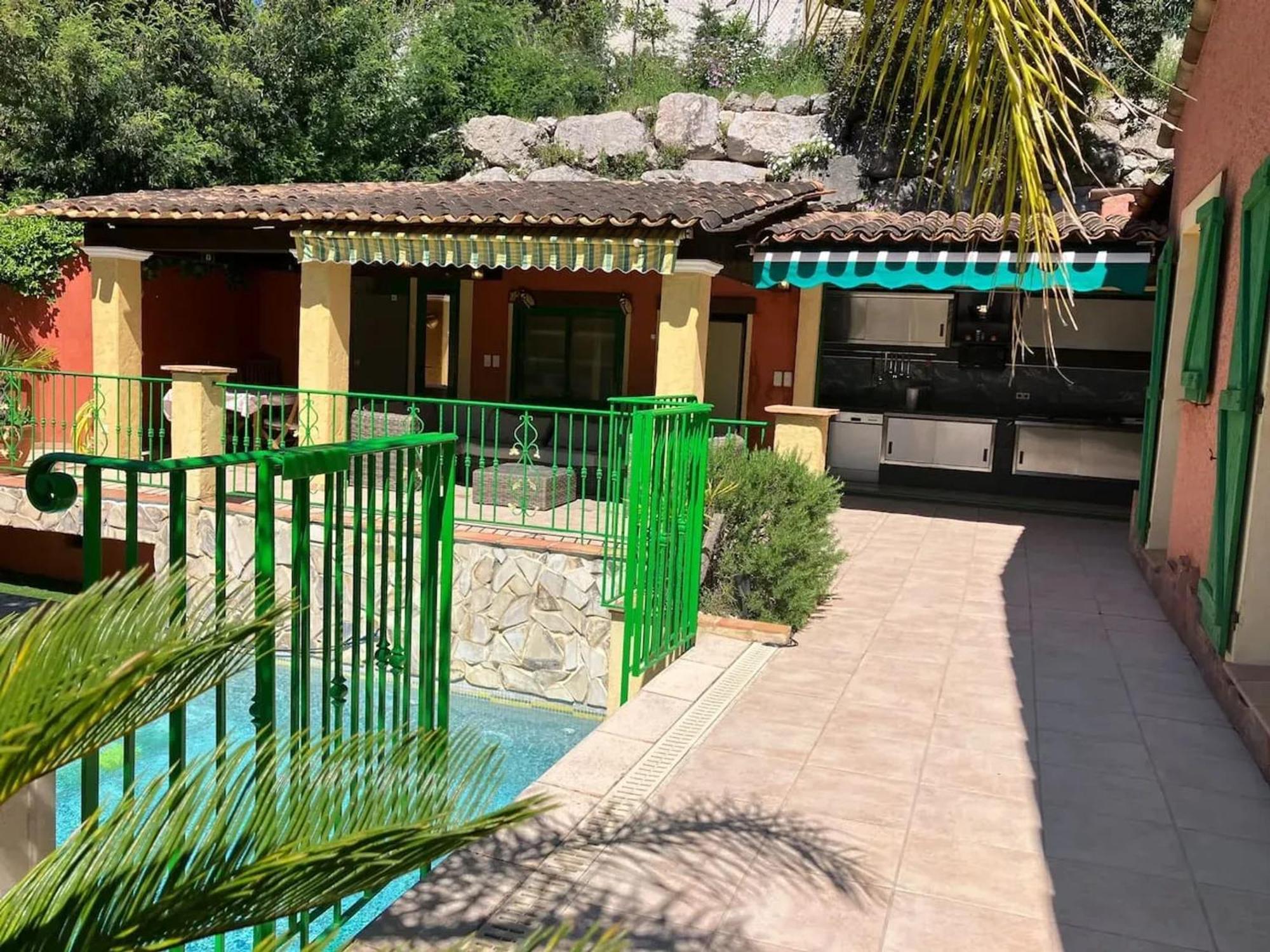 Maison Conviviale A Avec Piscine A Debordement