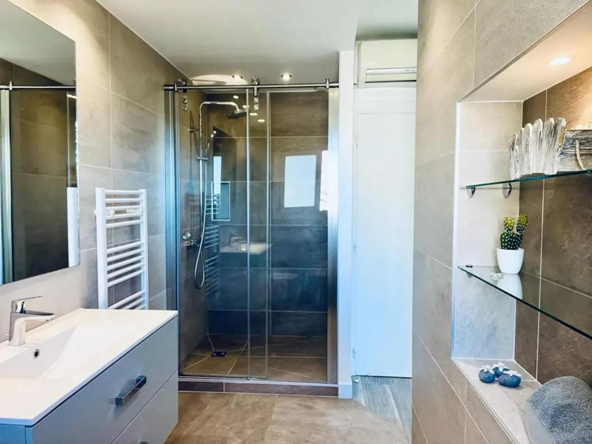 Maison Conviviale A Avec Piscine A Debordement Hébergement de vacances Fréjus