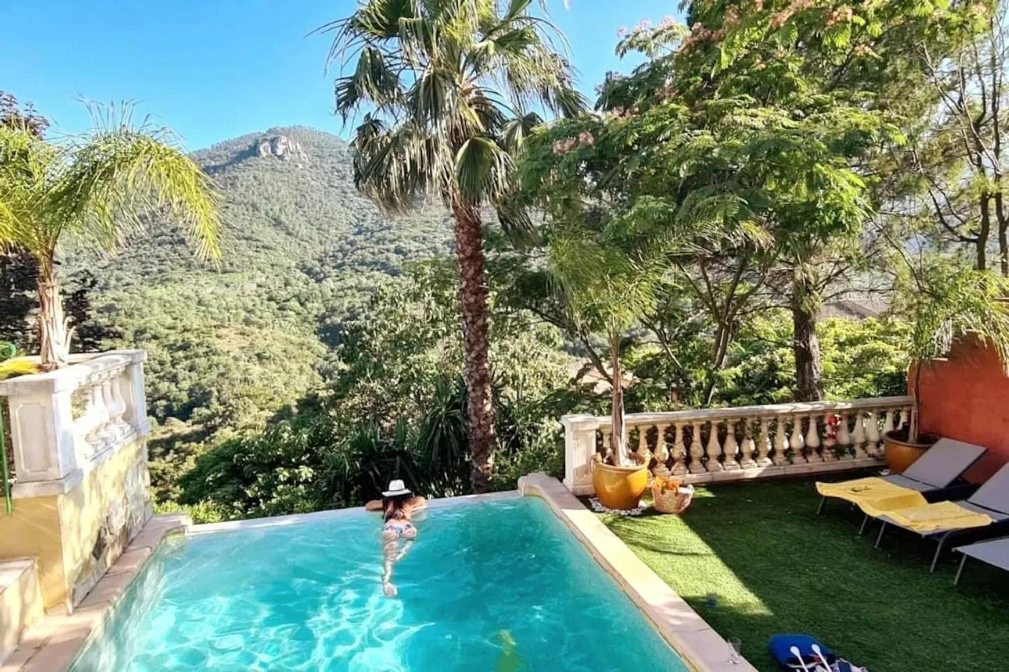 Maison Conviviale A Avec Piscine A Debordement