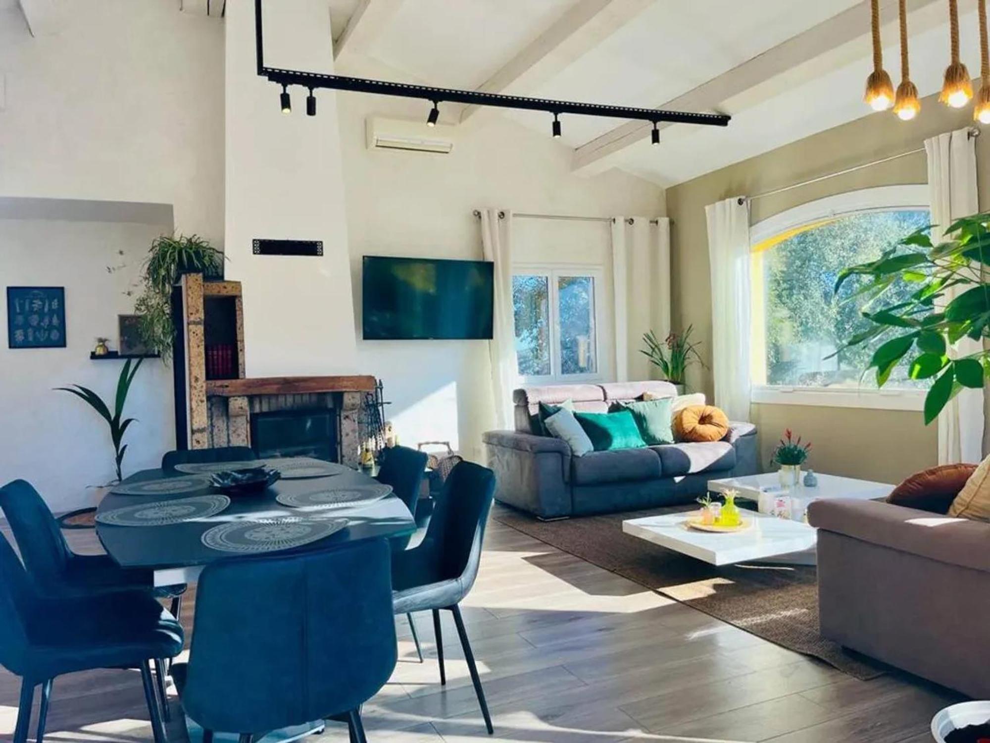 Hébergement de vacances Maison Conviviale A Avec Piscine A Debordement