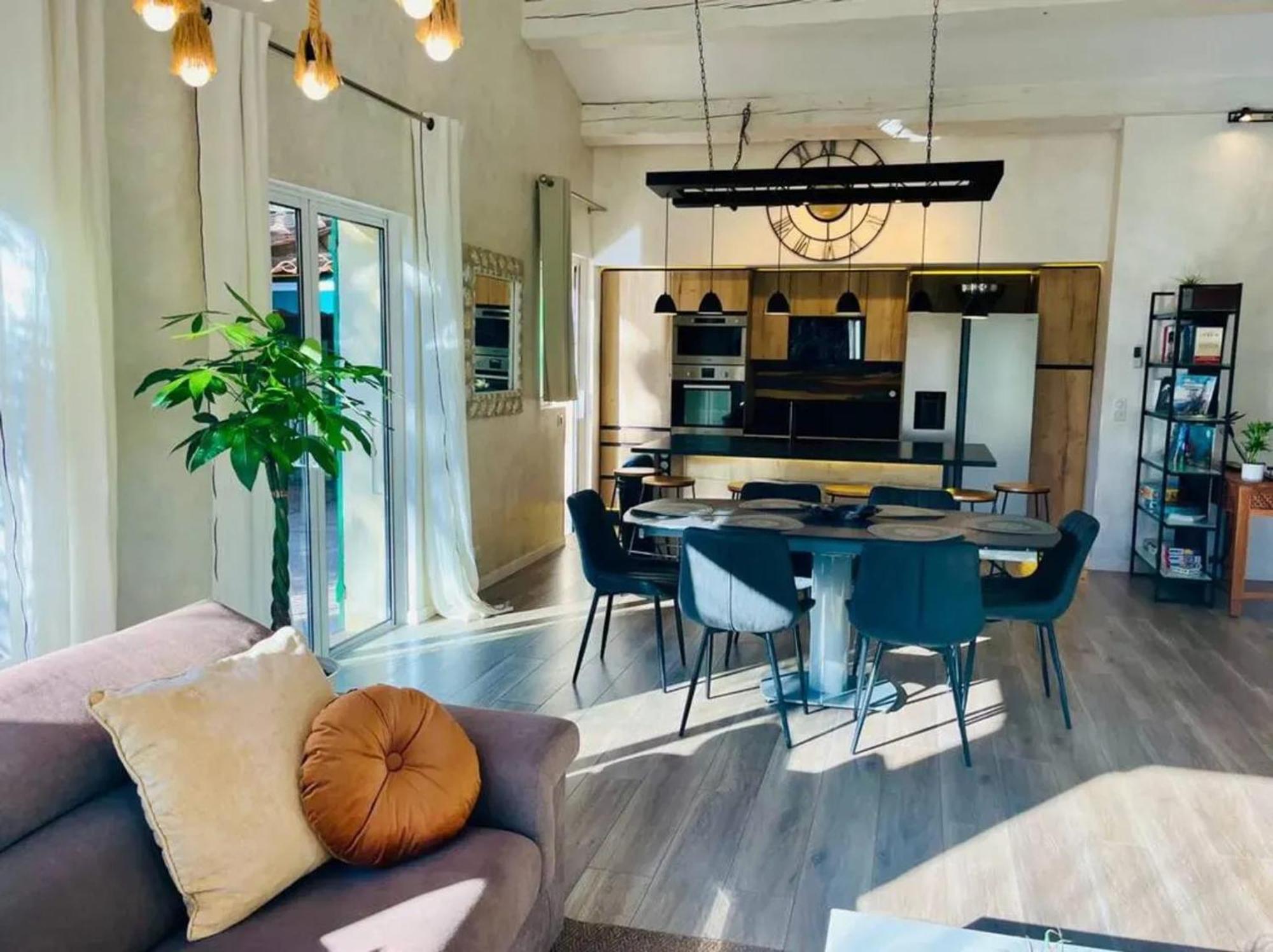 Maison Conviviale A Avec Piscine A Debordement *
