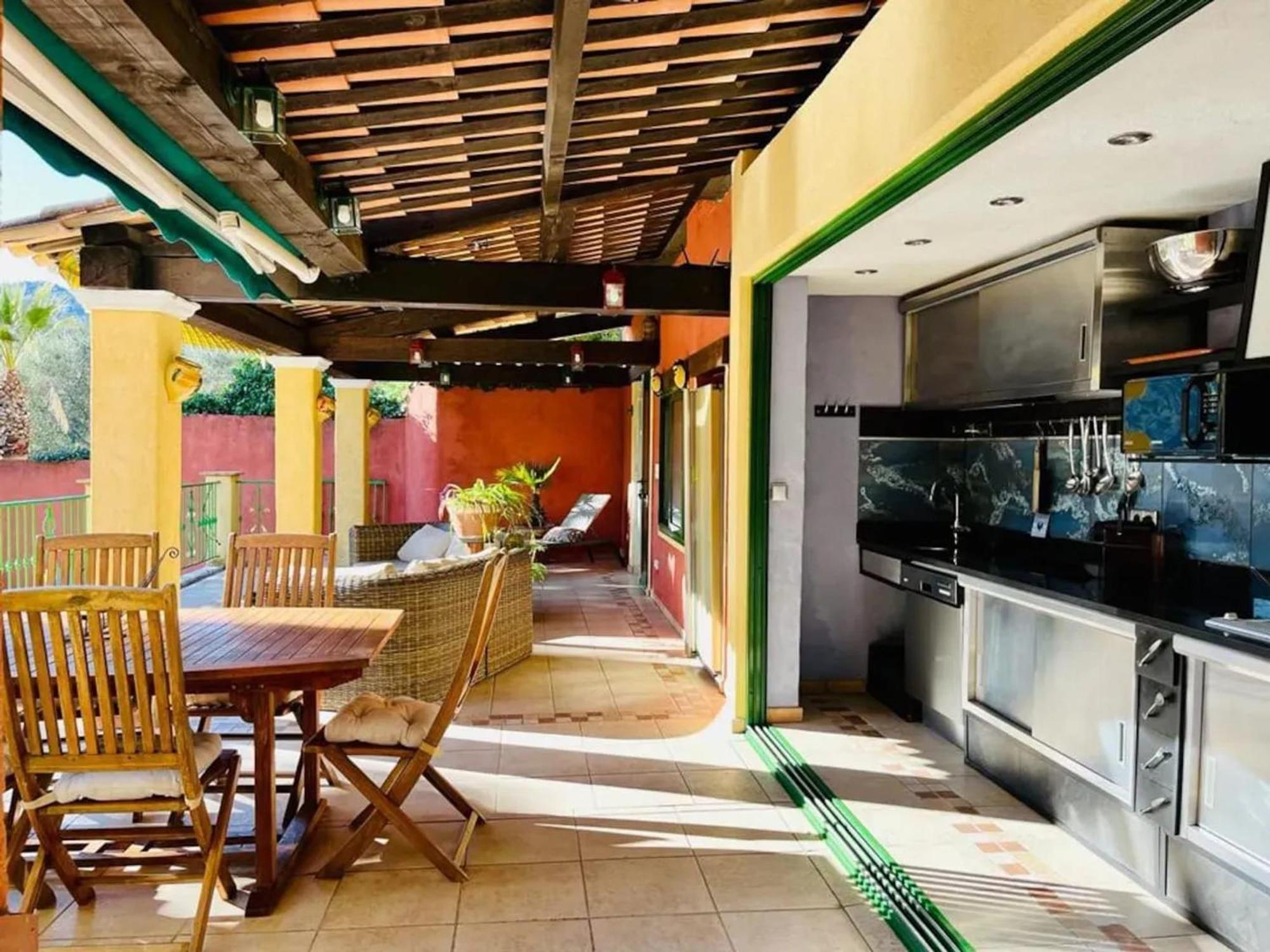 Maison Conviviale A Avec Piscine A Debordement Hébergement de vacances Fréjus