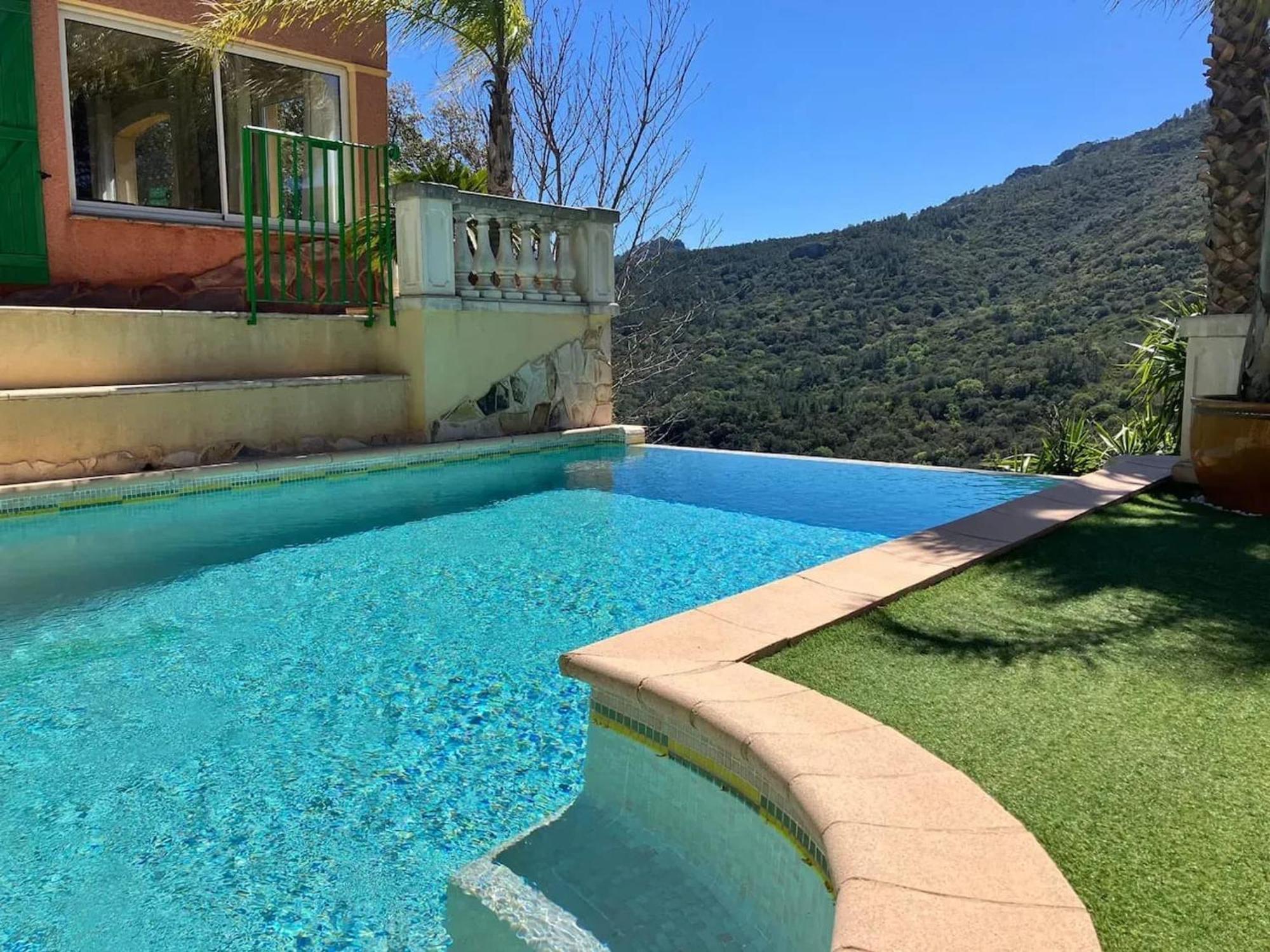 Maison Conviviale A Avec Piscine A Debordement Fréjus