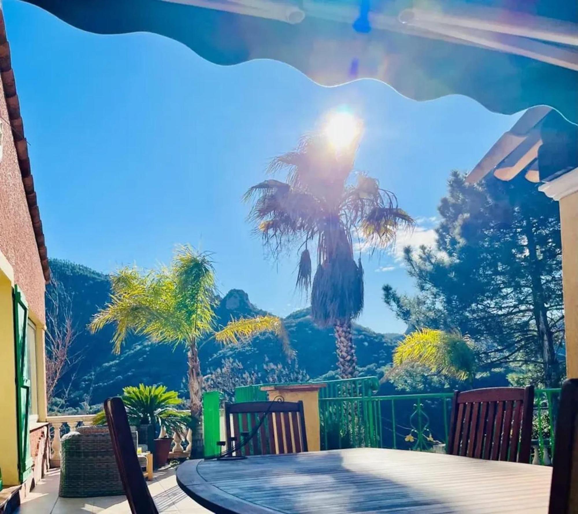 Maison Conviviale A Avec Piscine A Debordement Hébergement de vacances Fréjus