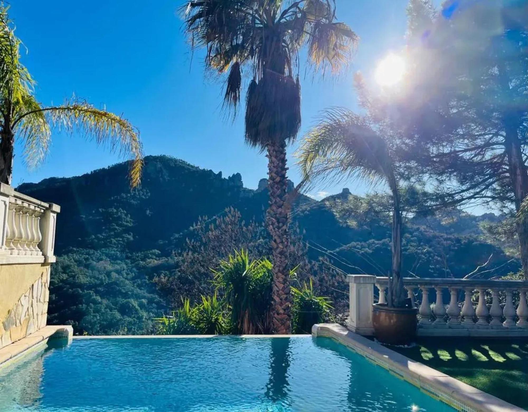 Maison Conviviale A Avec Piscine A Debordement *